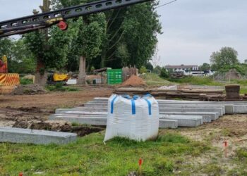 Eerste paal de grond in voor bouw gigantische volière Vogelpark Avifauna
