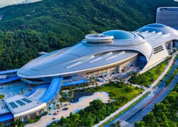 Orka geboren in futuristisch dierentuingebouw Chimelong Spaceship