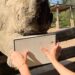 Pairi Daiza drukt papier op de bek van een neushoorn om kunst te maken